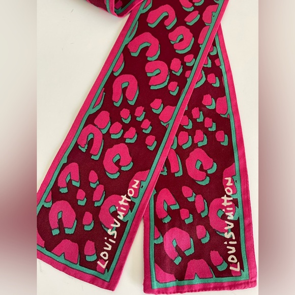 Louis Vuitton Leopard 100% Silk Twilly - Picture 3 of 8